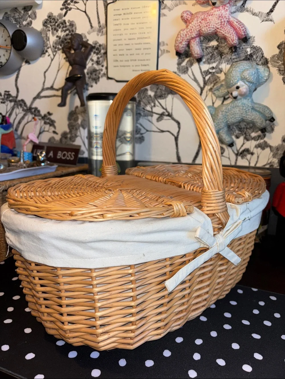 EUC hand-woven wicker picnic basket features a double-lid design and a white fab
